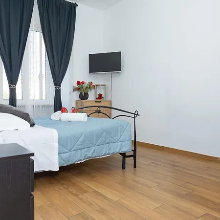 Apartment Red Roses Domus